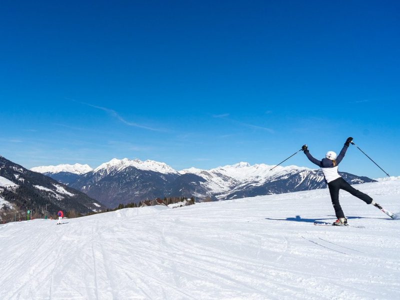 Vrouw blij van piste